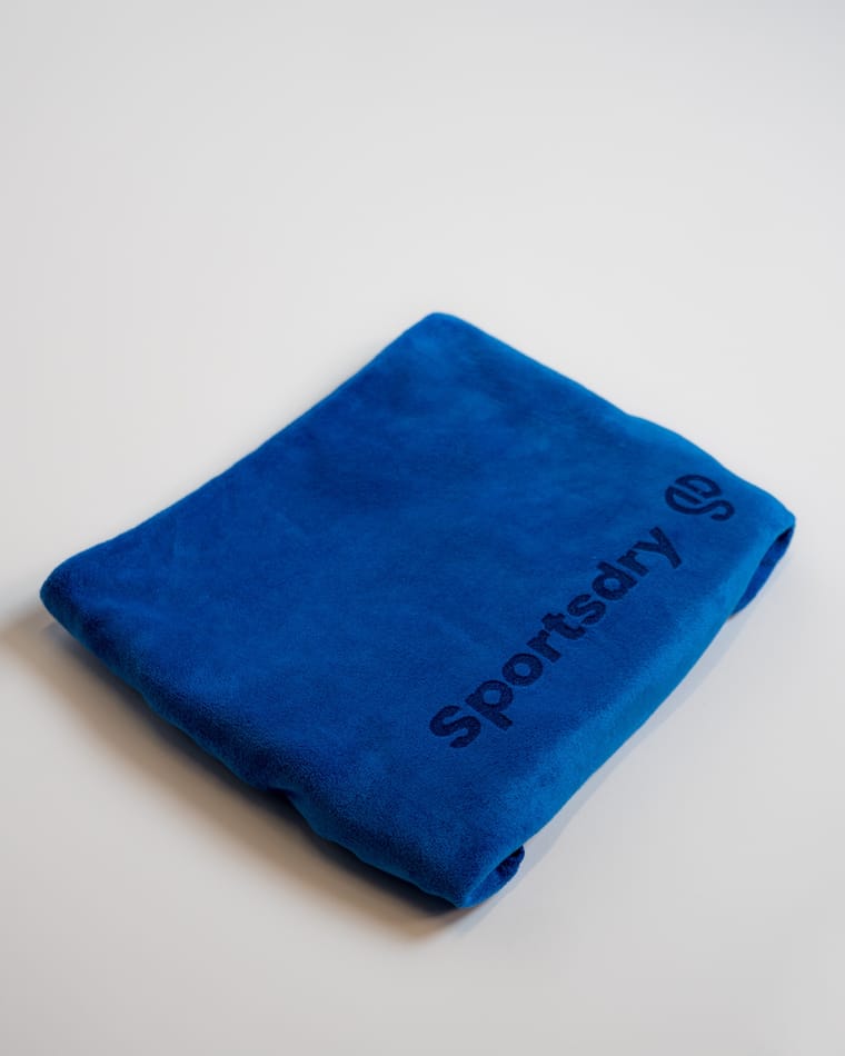 Blåt Sportsdry-sportshåndklæde foldet sammen